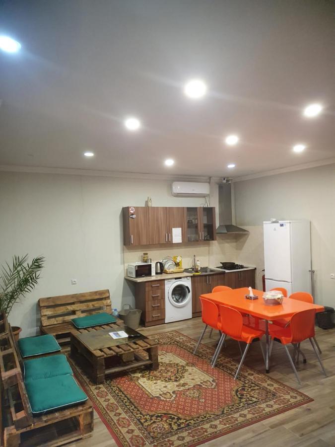 Bee Lucky Hostel&Tours Jerevan Buitenkant foto