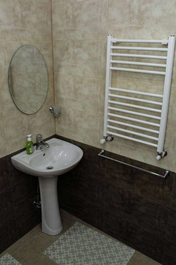 Bee Lucky Hostel&Tours Jerevan Buitenkant foto