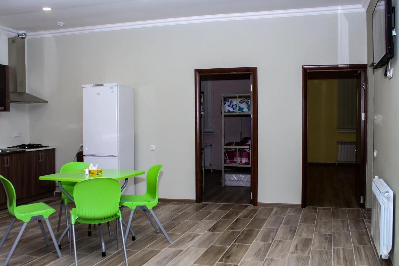 Bee Lucky Hostel&Tours Jerevan Buitenkant foto