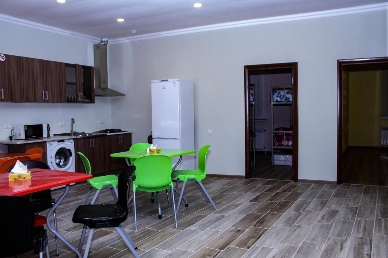 Bee Lucky Hostel&Tours Jerevan Buitenkant foto