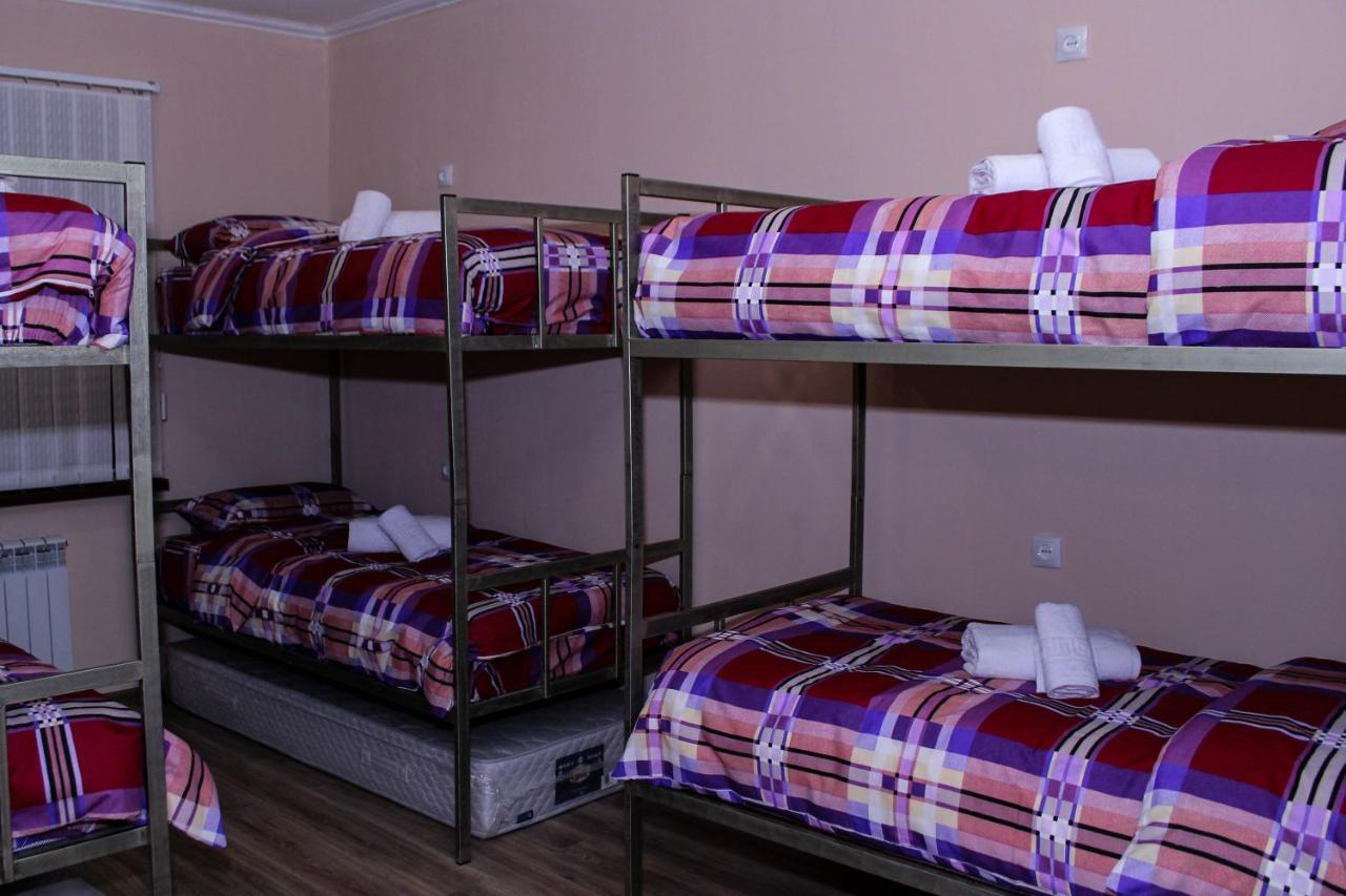 Bee Lucky Hostel&Tours Jerevan Buitenkant foto