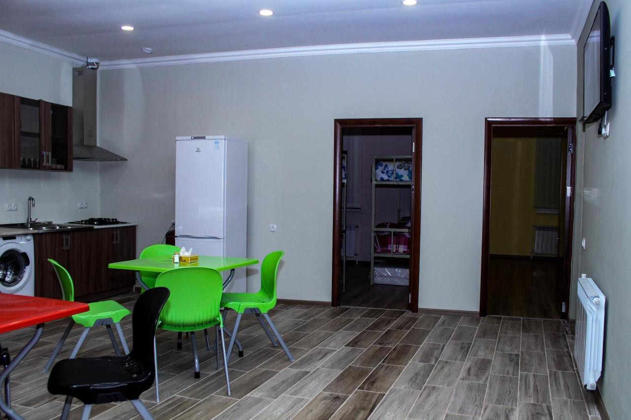 Bee Lucky Hostel&Tours Jerevan Buitenkant foto
